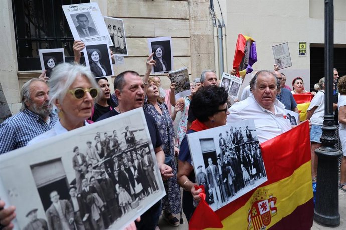 Archivo - Varias personas se concentran para pedir la dimisión del presidente del Parlament, Gabriel Le Senne, durante un pleno extraordinario en el Parlament balear, a 20 de junio de 2024, en Palma de Mallorca, Mallorca, Baleares (España). 