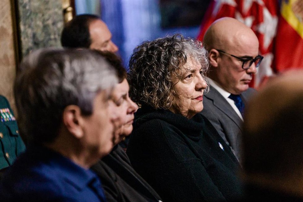 El delegado del Gobierno en la Comunidad de Madrid, Francisco Martín, y la directora general de Apoyo a las Víctimas del Terrorismo, Montserrat Torija, durante el homenaje a las víctimas de los atentados del 11-M, en la Delegación del Gobierno en Madrid