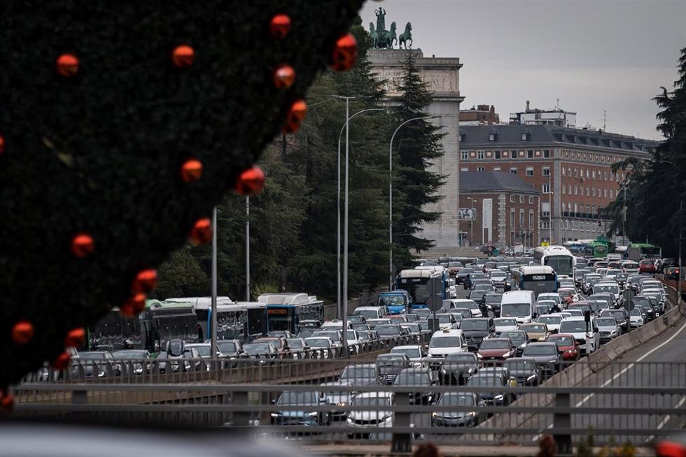 Archivo - Varios vehículos en la A6, a 19 de diciembre de 2025, en Madrid (España).
