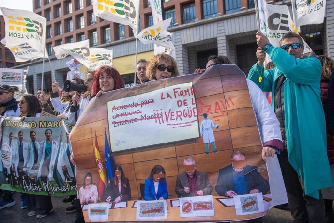 Manifestantes portan pancarta con lema 'La firma de la vergüenza' durante la manifestación contra el Estatuto Marco del Ministerio de Sanidad, a 14 de febrero de 2026, en Madrid (España). La Confederación Estatal de Sindicatos Médicos (CESM), Sindicato Mé