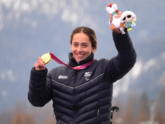 Audrey Pascual celebra su medalla de oro en la combinada de los Juegos Paralímpicos de Invierno 2026
