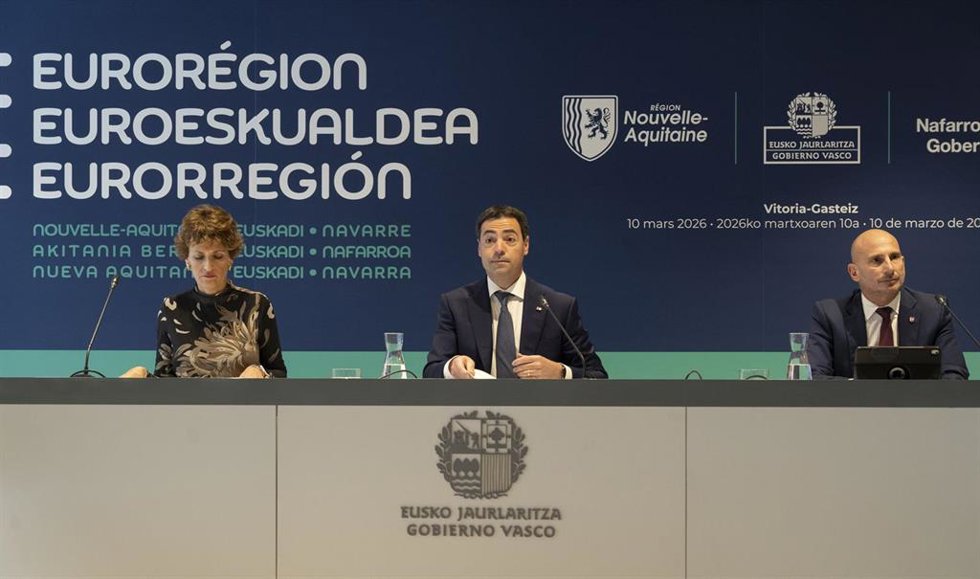 (I-D) La presidenta del Gobierno de Navarra, María Chivite; el Lehendakari Imanol Pradales; y el consejero Regional para la Eurorregión, Cooperación Transfronteriza, Puertos y Aeropuertos, Mathieu Bergé; durante la Asamblea de la Eurorregión Nueva Aquit