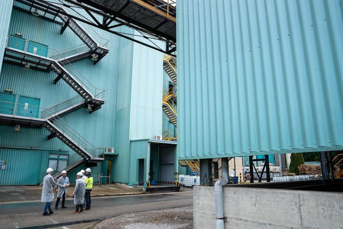 El delegado del Gobierno en Cantabria, Pedro Casares, visita la fábrica de Moehs