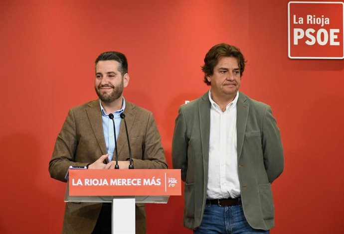El secretario general del PSOE, Javier García, y el secretario de Turismo de la Comisión Ejecutiva Federal, Javier Ayala