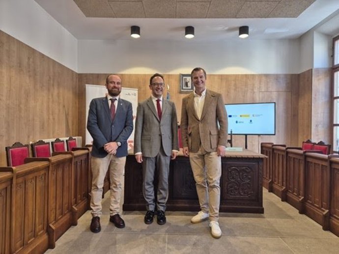 El alcalde de Piloña, Iván Allende; el secretario de Estado de Telecomunicaciones e Infraestructuras Digitales en España, Antonio Hernando y el CEO de MasOrange, Meinrad Spenger, en el Ayuntamiento de Piloña.