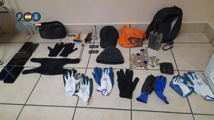 Elementos incautados durante el operativo policial.