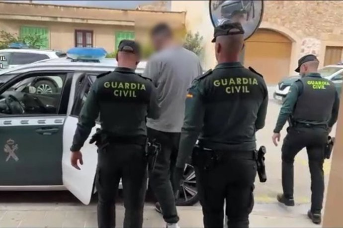 Dos detenidos por robar licores, bolsos y dinero en varias tiendas tras una persecución policial en Santanyí