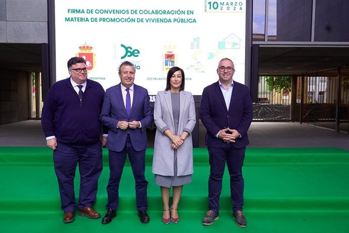 El presidente de la Diputación de Sevilla, Javier Fernández, junto a los alcaldes de Los Palacios y Villafranca y Morón de la Frontera tras un acuerdo para impulsar 81 viviendas protegidas en ambos municipios.