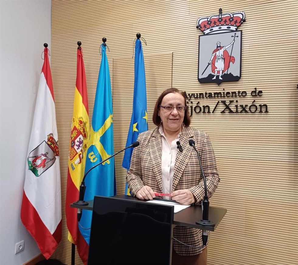 Archivo - La concejala socialista del Ayuntamiento de Gijón Natalia González, en rueda de prensa en el Consistorio gijonés. (Archivo)