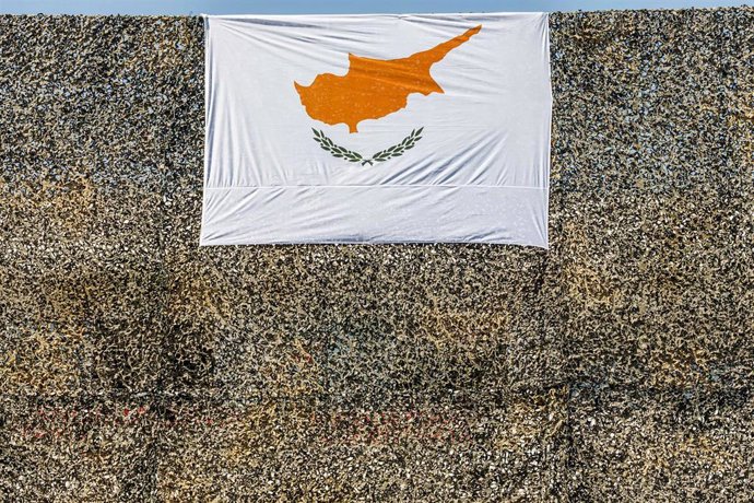 Archivo - Imagen de archivo de una bandera de Chipre.