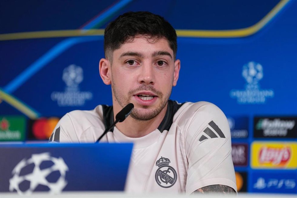Archivo - El centrocampista uruguayo del Real Madrid Fede Valverde en rueda de prensa.