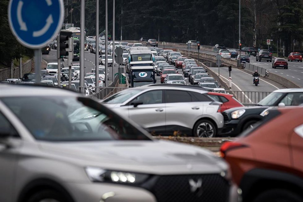 Archivo - Varios vehículos en la A6, a 19 de diciembre de 2025, en Madrid (España).