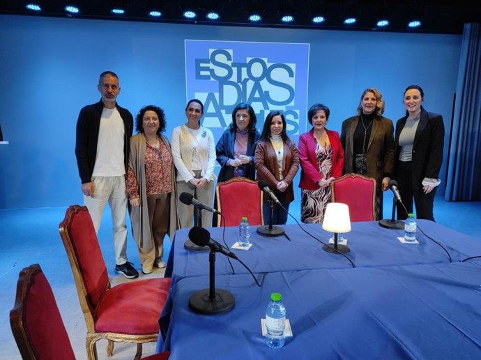 Autoridades en la inauguración de las jornadas 'Estos días azules: conversaciones útiles sobre Autismo'.