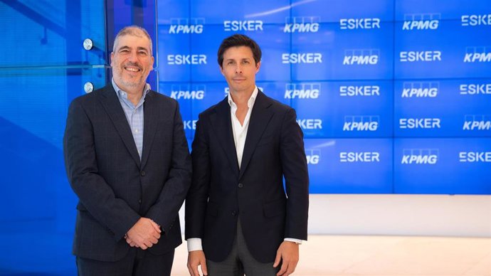 El director de alianzas de Esker Ibérica, Emilio Alonso, y el socio responsable de transformación financiera de KPMG en España, Alejandro Zafra.