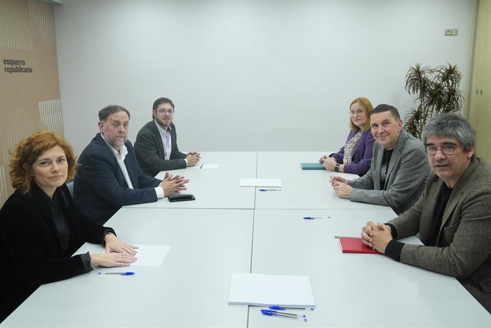El líder de ERC, Oriol Junqueras (2i), y el secretario general de EH Bildu, Arnaldo Otegui (2d), junto con miembros de la dirección de ambos partidos, durante una reunión de las direcciones de ERC y EH Bildu, en la sede de ERC, a 10 de marzo de 2026, en