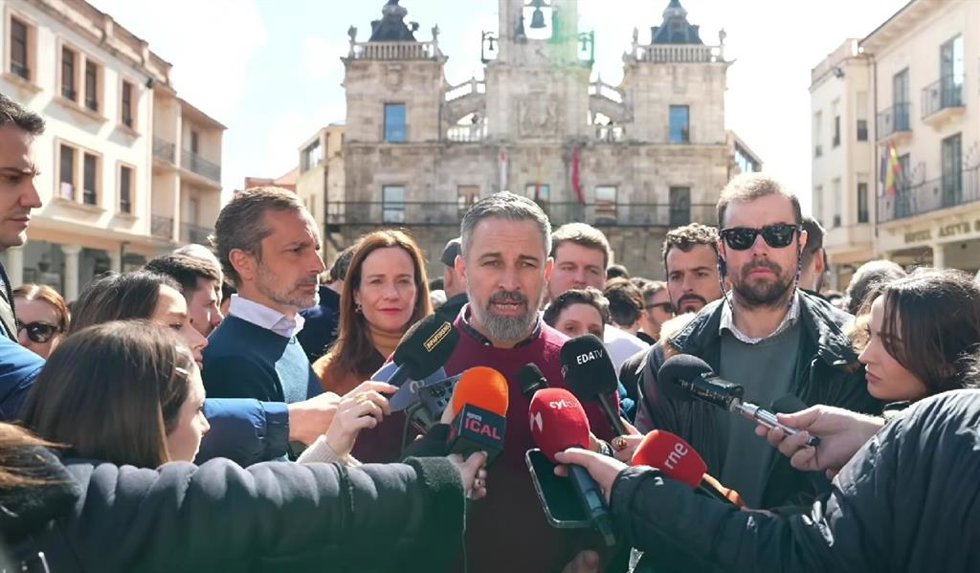 El presidente de Vox, Santiago Abascal, comparece ante los medios en Astorga (León) en un acto de campaña electoral.