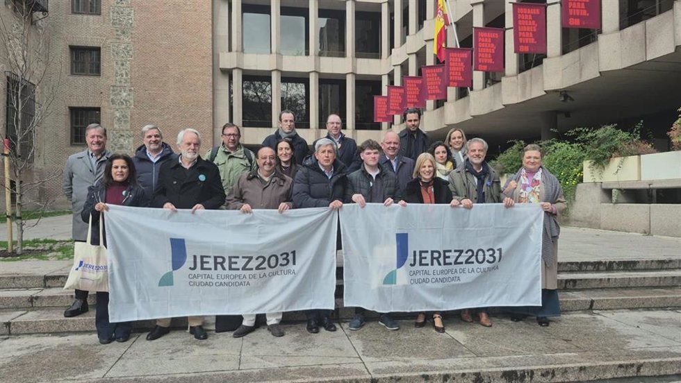 La alcaldesa de Jerez de la Frontera (Cádiz), María José García-Pelayo, junto al equipo de la candidatura a Capital Europea de la Cultura 2031 antes de su defensa ante un jurado internacional en Madrid