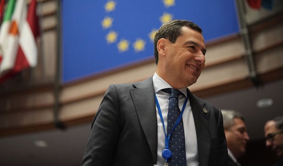 El presidente de la Junta de Andalucía, Juanma Moreno, en Bruselas, durante la reunión del Comité de las Regiones de la Unión Europea de diciembre de 2025.
