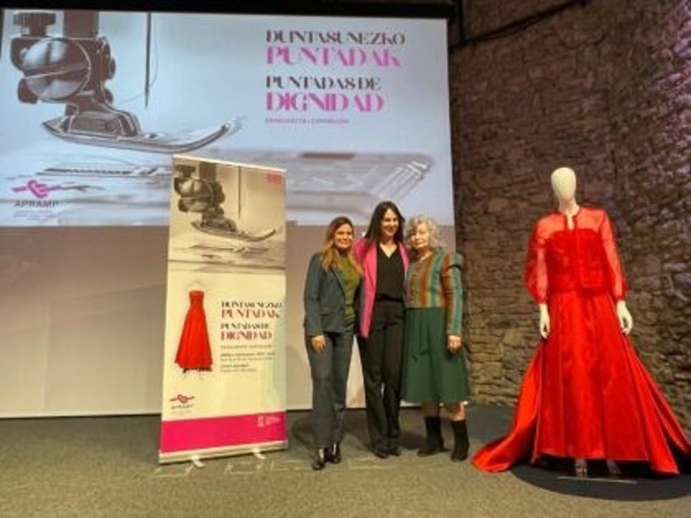 Presentación de la exposición 'Puntadas de dignidad' en el Palacio de Villa Suso
