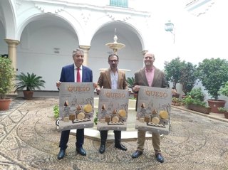El delegado de Desarrollo Económico de la Diputación, Félix Romero (centro), y el alcalde de Hinojosa del Duque, Matías González (izda.), en la presentación de la Feria del Queso de los Pedroches.