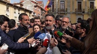 El presidente de Vox, Santiago Abascal, en un encuentro con los medios de comunicación en La Bañeza (León), en una jornada de campaña electoral en la que acompaña al candidato de Vox a la Presidencia de la Junta, Carlos Pollán.