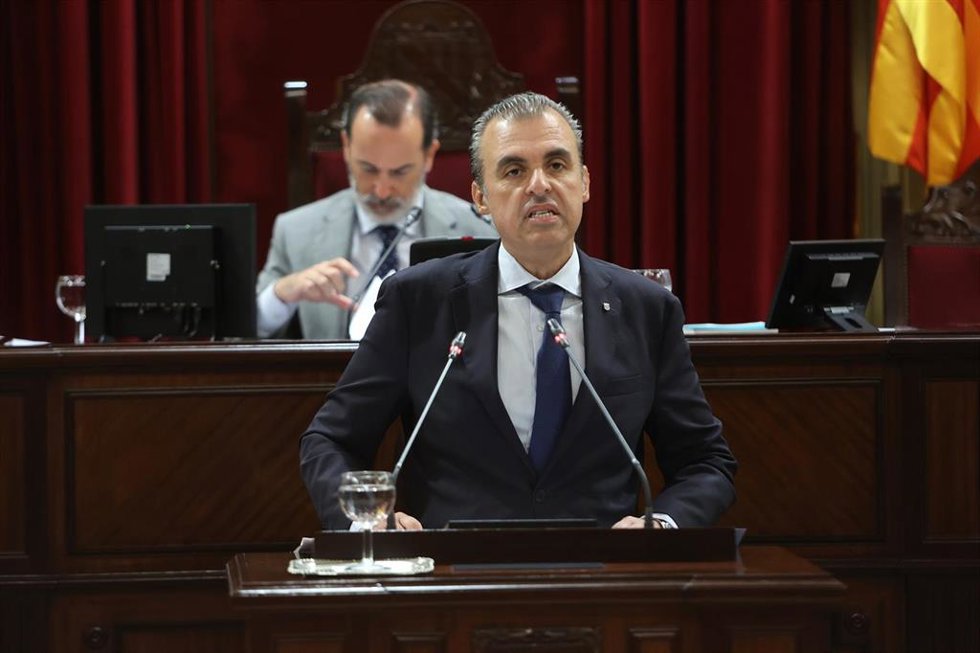 Archivo - El conseller de Educación del Govern balear, Antoni Vera, interviene durante un debate de presupuestos autonómicos en el Parlament Balear, a 8 de julio de 2025