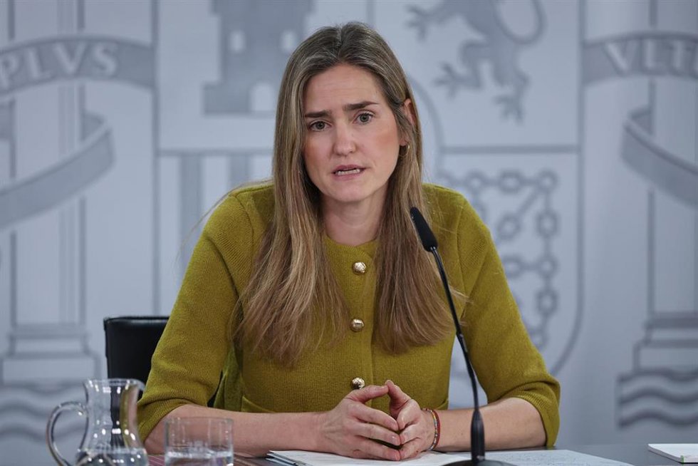 (I-D) La vicepresidenta tercera y ministra de Transición Ecológica y Retro Demográfico, Sara Aagesen, durante la rueda de prensa posterior al Consejo de Ministros, a 10 de marzo de 2026, en Madrid (España).