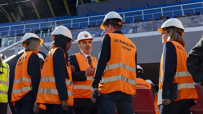 El director de Relaciones Internacionales de la Real Federación Española de Fútbol (RFEF), Eduard Dervishaj (centro), quien está al frente del equipo que coordina con FIFA las visitas a las sedes de España para el Mundial 2030.