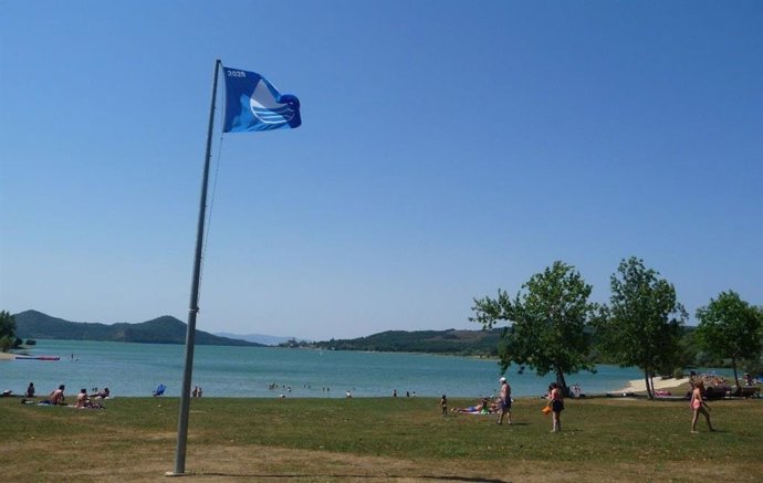 Archivo - Bandera azul en las playas de Landa y Garaio