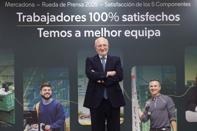 El president de Mercadona, Juan Roig (c), durant una roda de premsa, a 10 de març de 2026, a València, Comunitat Valenciana. 