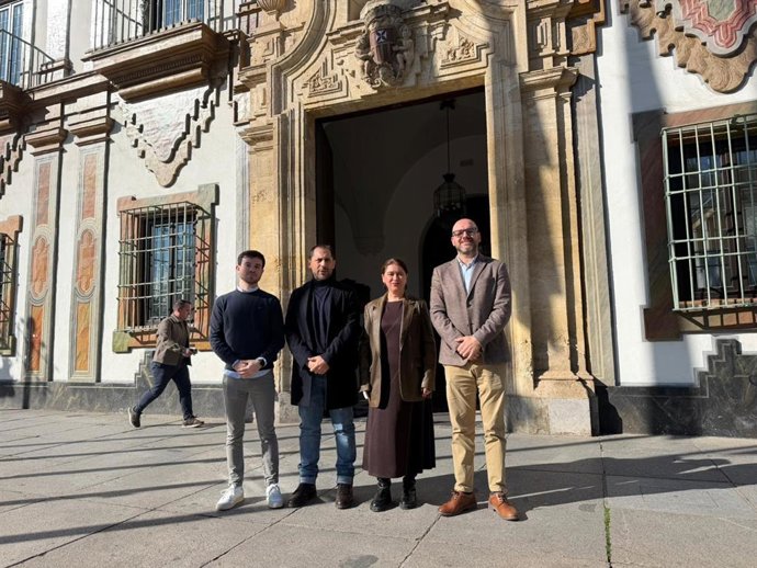 Representantes de IU a las puertas del Palacio de la Merced.