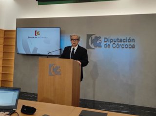 El presidente de la Diputación de Córdoba, Salvador Fuentes, en rueda de prensa.