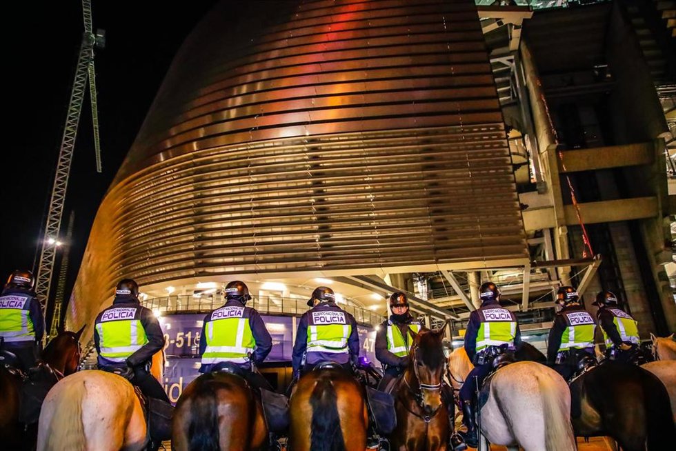Archivo - Imagen de archivo de agentes de la Policía Nacional en las inmediaciones del Estadio Santiago Bernabéu
