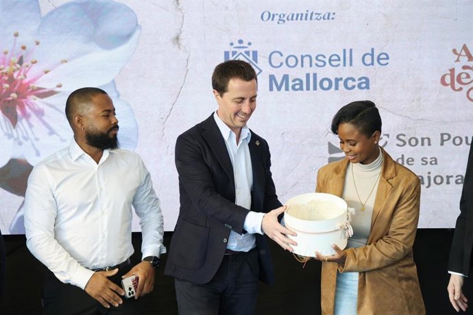 Los hermanos Daniela y Javier Valencia reciben el premio Flor d'Ametller por su proyecto 'Sentir Mallorca'