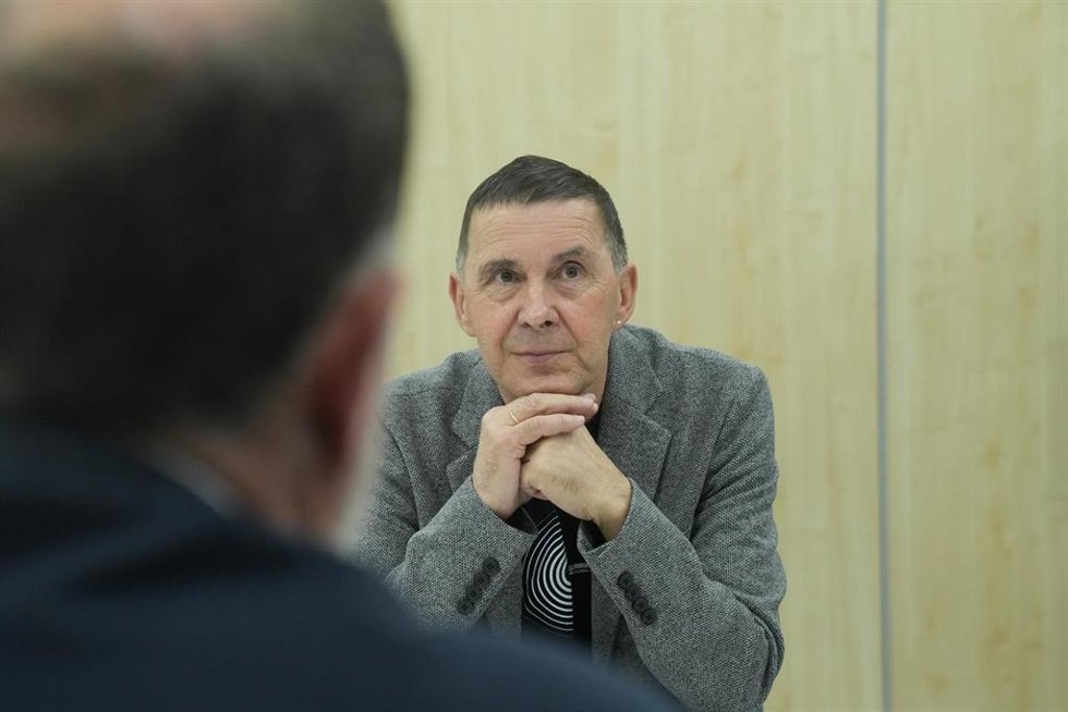 El secretario general de EH Bildu, Arnaldo Otegui (c), durante una reunión de las direcciones de ERC y EH Bildu, en la sede de ERC, a 10 de marzo de 2026, en Barcelona, Catalunya (España).Las direcciones de ERC y Bildu, encabezadas por el presidente de 