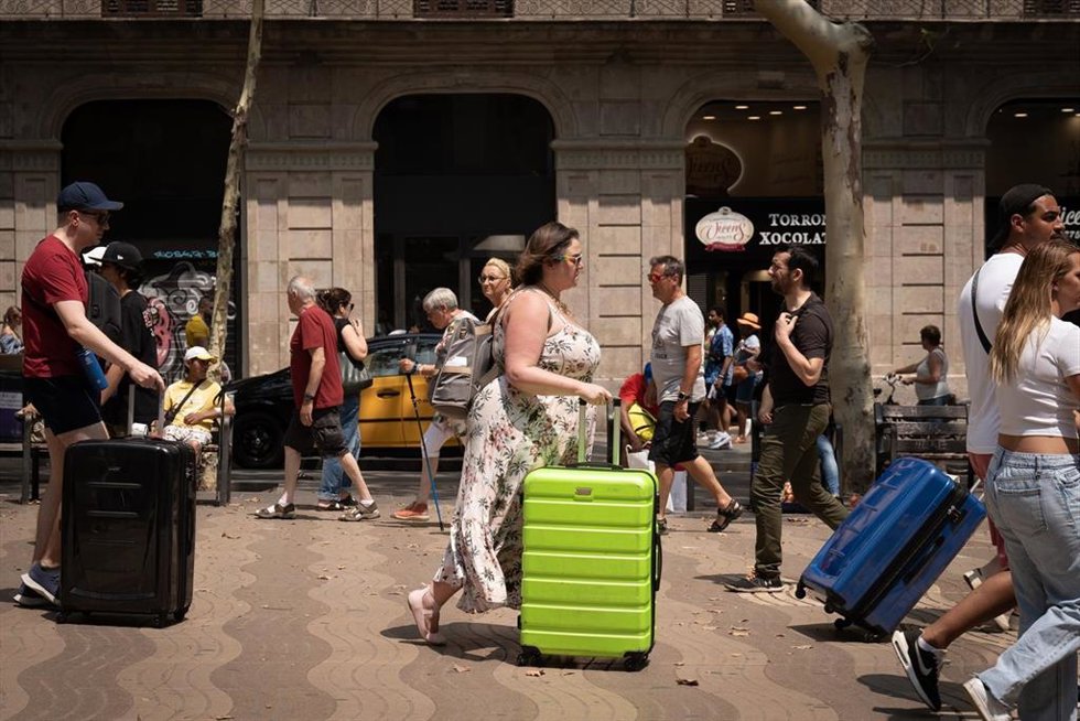 Archivo - Varias personas pasean por Las Ramblas