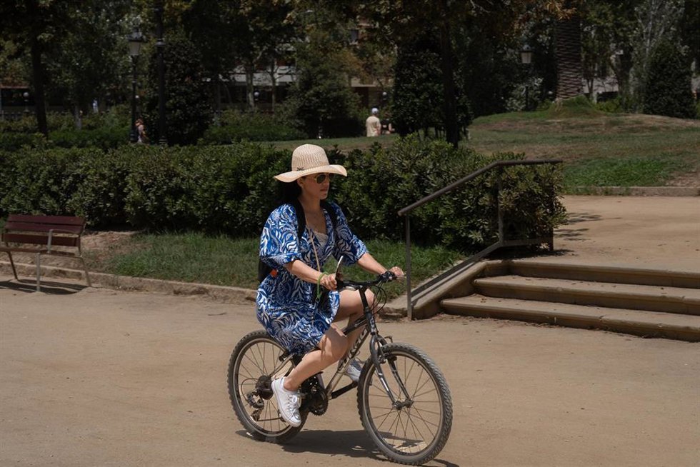 Archivo - Una persona en bicicleta  
