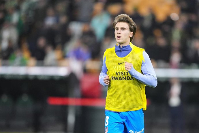 Archivo - El centrocampista español Pablo Barrios, en un calentamiento del Atlético de Madrid.