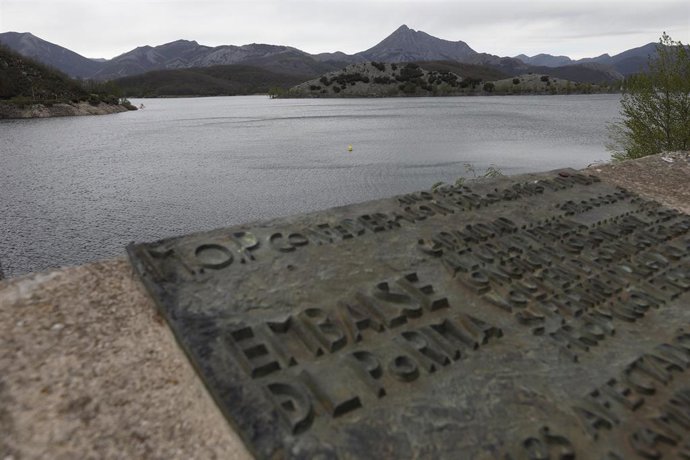Archivo - Vista del embalse del río Porma, a 28 de abril de 2023, en León,.
