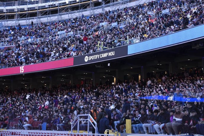 Archivo - Aficionados en el Spotify Camp Nou