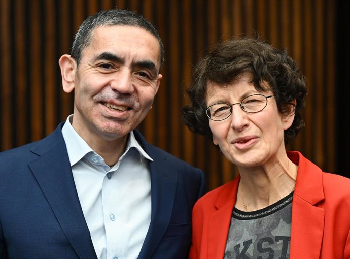 Archivo - 14 March 2022, Hessen, Frankfurt_Main: Ugur Sahin and Ozlem Tureci, founding couple of the biotechnology company Biontech, attend a press conference ahead of the awarding of the Paul Ehrlich and Ludwig Darmstaedter Prize 2022. The couple is due 