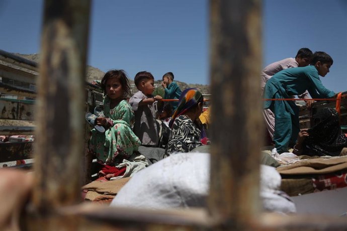 Archivo - Imagen de archivo de varios niños en un campo de refugiados de Afganistán. 