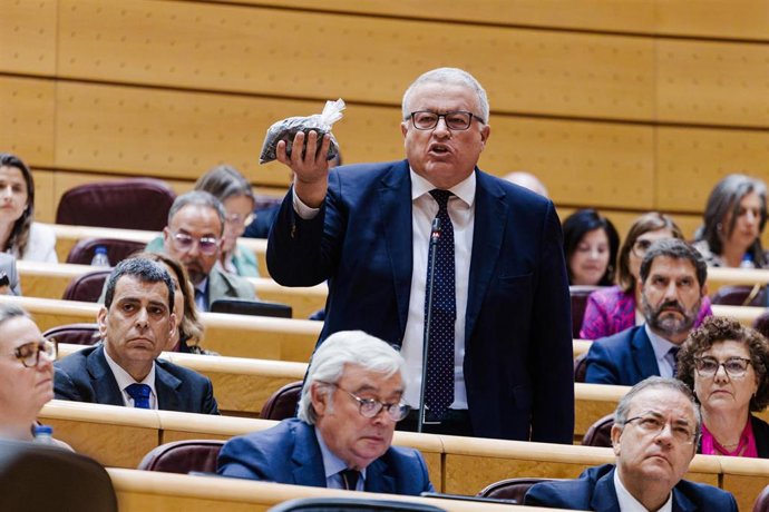 Archivo - El senador del PP Francisco Bernabé Pérez muestra un paquete con tierra contaminada durante una sesión de control al Gobierno, en el Senado, a 20 de mayo de 2025, en Madrid (España). 