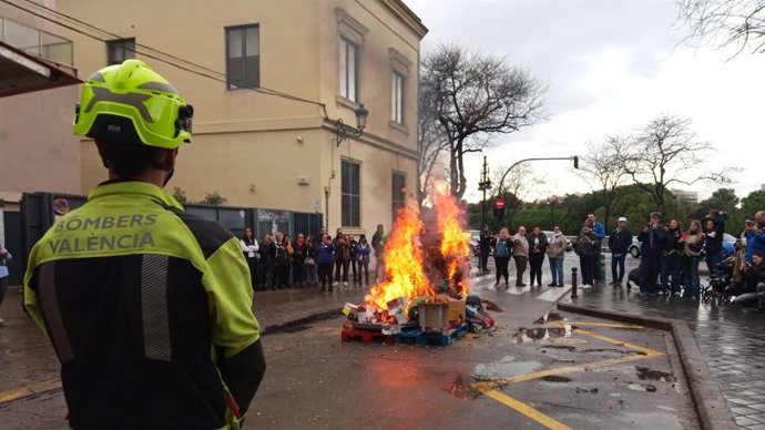 Els bombers col·laboraran en la cremà de les falles de 59 centres educatius