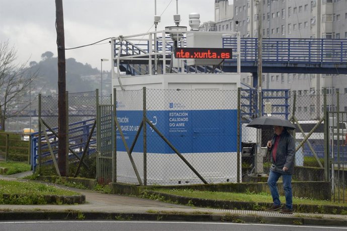 La estación meteorológica situada en la calle Gómez Franqueira, a 27 de febrero de 2026, en Ourense, Galicia (España). La llegada de calima, partículas en suspensión procedentes del norte de África, a Galicia ha empeorado la calidad del aire en la ciudad 