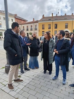 Page, durante su visita a la capital palentina para apoyar la campaña electoral del PSCyL.