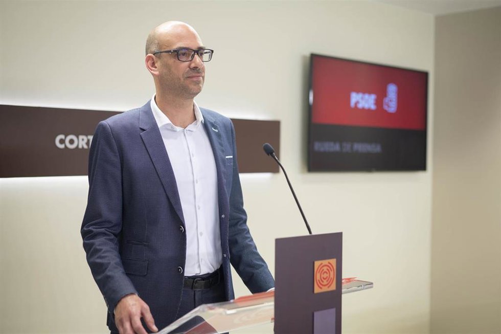 El diputado socialista Jorge Pastor, en rueda de prensa en las Cortes de Aragón.
