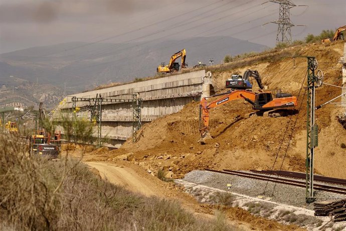 Imágenes de archivo de los trabajos que se están llevando a cabo en la vía de alta velocidad que une Málaga con Madrid, tras la caída de un muro Álora.