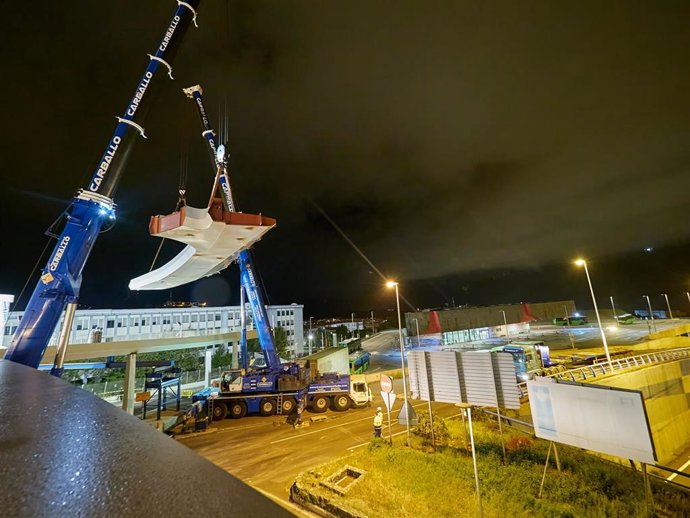 Colocación de una pieza es la pasarela peatonal del Padre Anchieta
