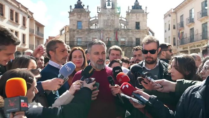 El presidente de Vox, Santiago Abascal, comparece ante los medios de comunicación en un acto de campaña electoral en Astorga (León).